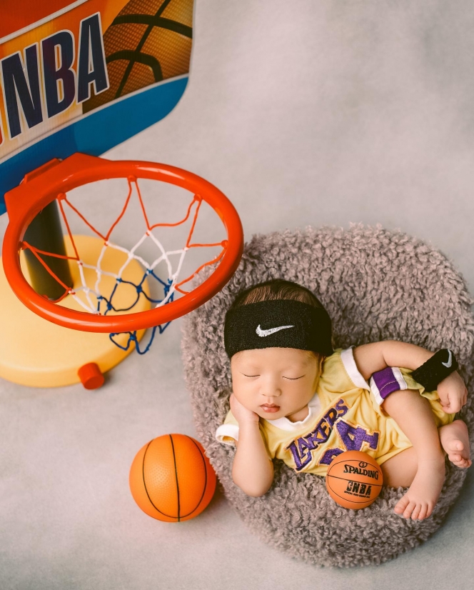 10 Newborn Photoshoot Anak Nabila Gardena, Gemes Bertemakan Toy Story dan Lakers