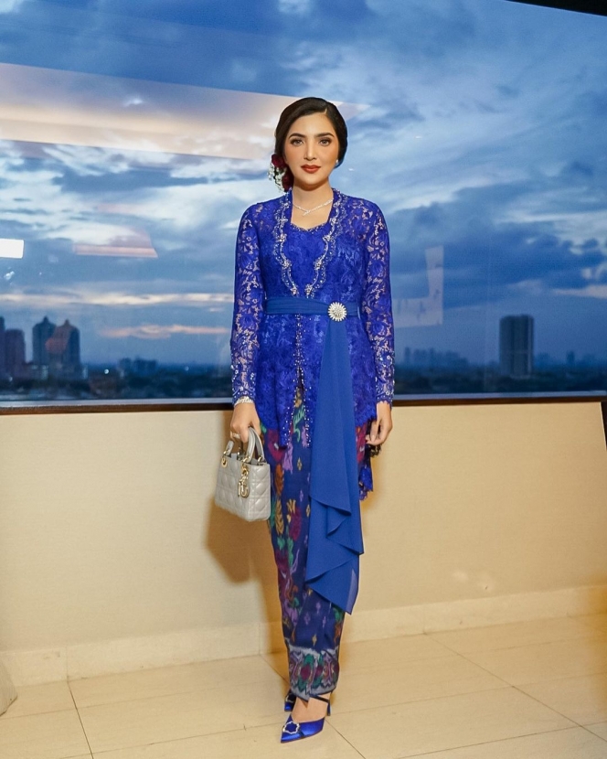 10 Potret Ashanty Pakai Baju Kebaya Biru, Pesonanya Cantik Banget bak Bangsawan!