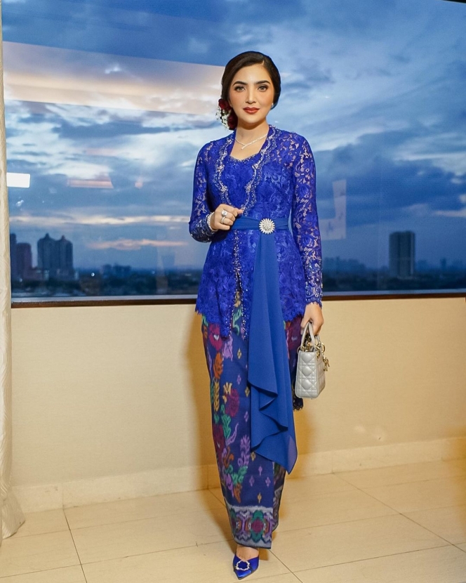 10 Potret Ashanty Pakai Baju Kebaya Biru, Pesonanya Cantik Banget bak Bangsawan!