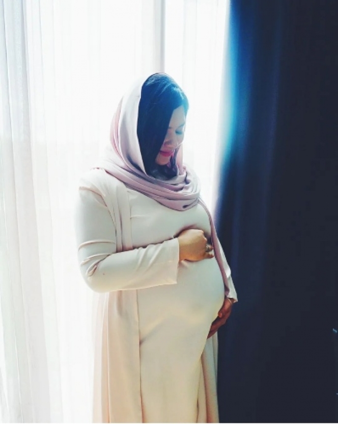 9 Potret Syukuran 7 Bulanan Kehamilan Kedua Eriska Rein, Baby Bump-nya Curi Perhatian