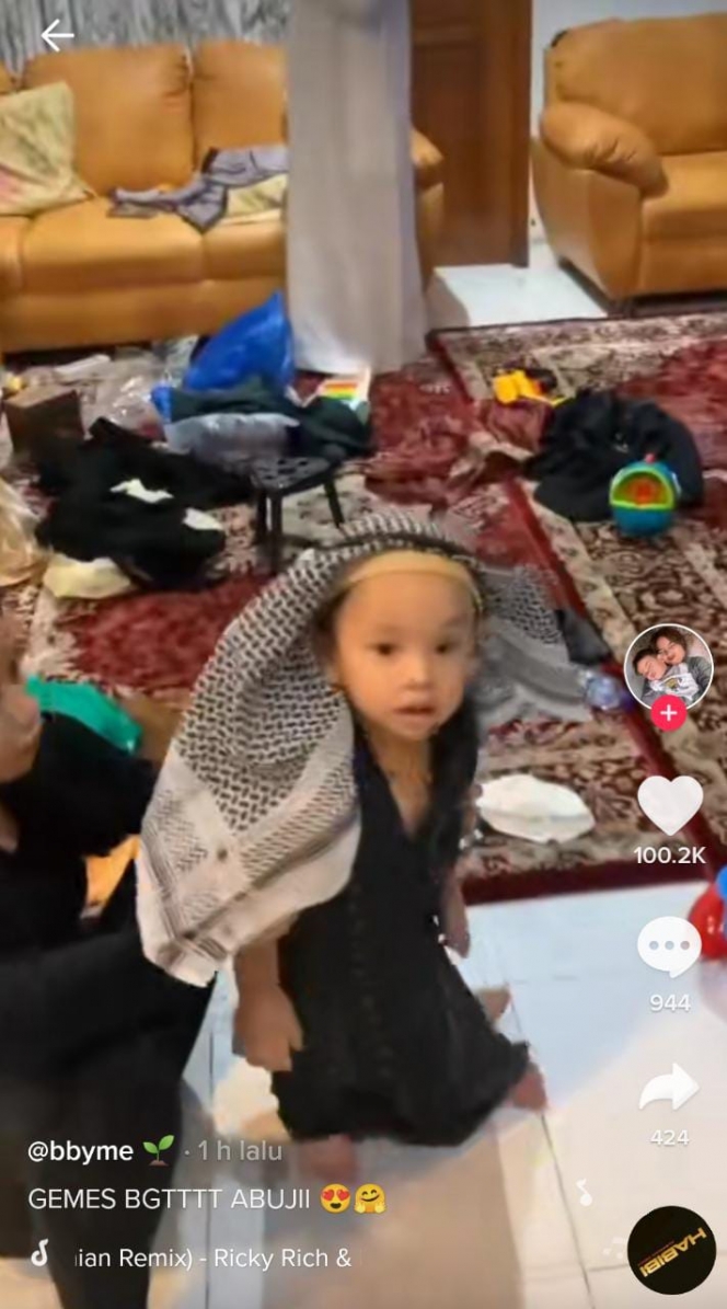 Potret Gaya Gala Sky Cobain Outfit Oleh-Oleh Fuji dari Makkah, Lucu Pakai Gamis Arab Disebut Mirip Thariq Halilintar