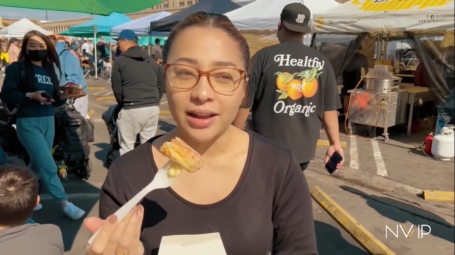 10 Momen Nikita Willy Berburu Kuliner di Amerika, Outfit Sederhananya Curi Perhatian