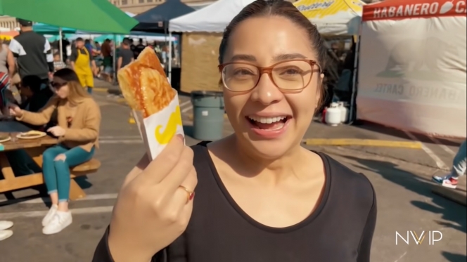 10 Momen Nikita Willy Berburu Kuliner di Amerika, Outfit Sederhananya Curi Perhatian