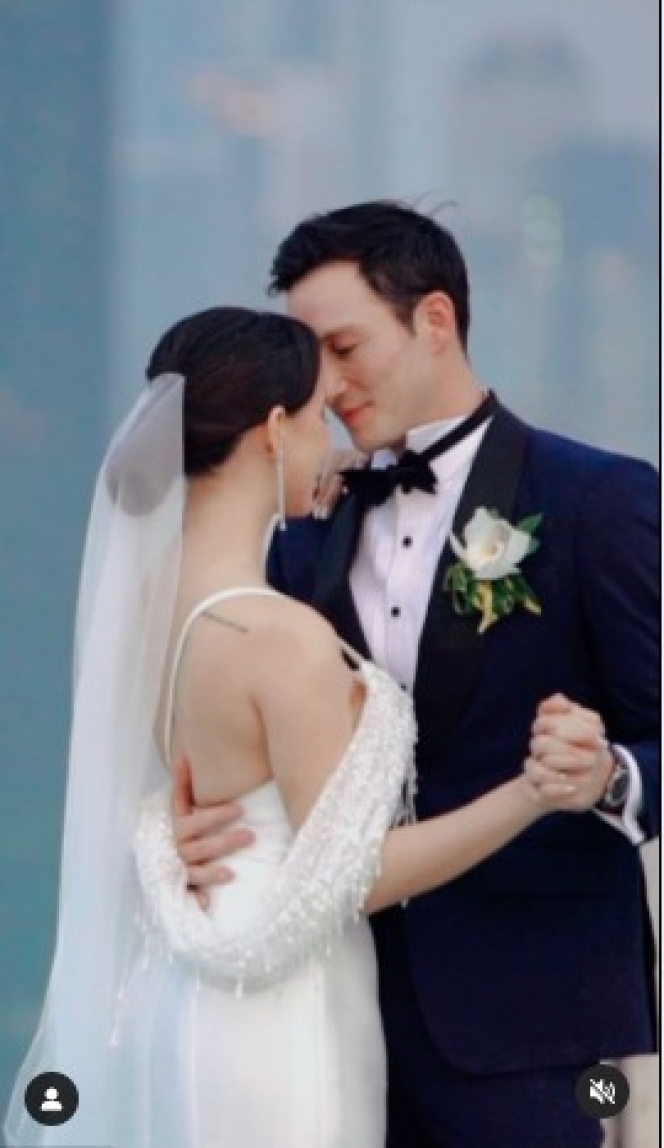 Potret Pernikahan Mike Lewis yang Digelar Sederhana, Foto Ciuman Pertama di Helipad Romantis Banget!