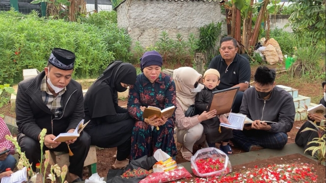 8 Momen Ziarah Keluarga Haji Faisal ke Makam Vanessa Angel dan Bibi Ardiansyah, Gala Sempat Panggil Nama Ibunya