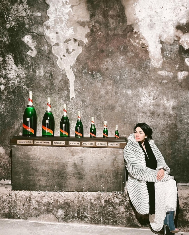 7 Potret Nikita Mirzani Kunjungi Tempat Pembuatan Champagne, Gayanya Classy Banget!