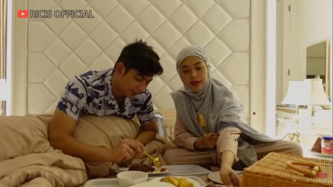 Potret Momen Sahur Ria Ricis dan Teuku Ryan, Tetap Mesra di Bulan Ramadhan