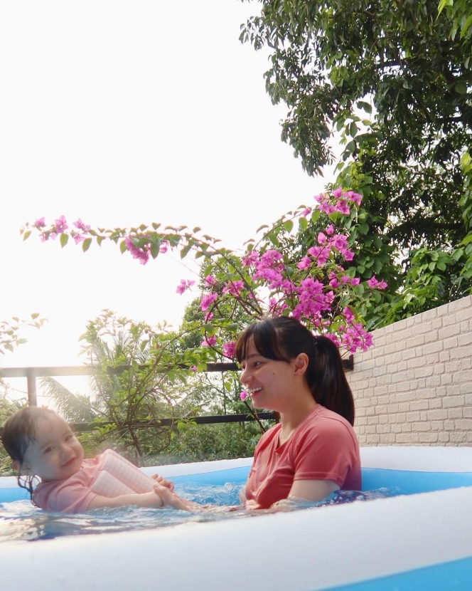 Doyan Main Air, Ini 10 Potret Baby Chloe saat Berenang di Kolam Sampai Koceh di Pantai