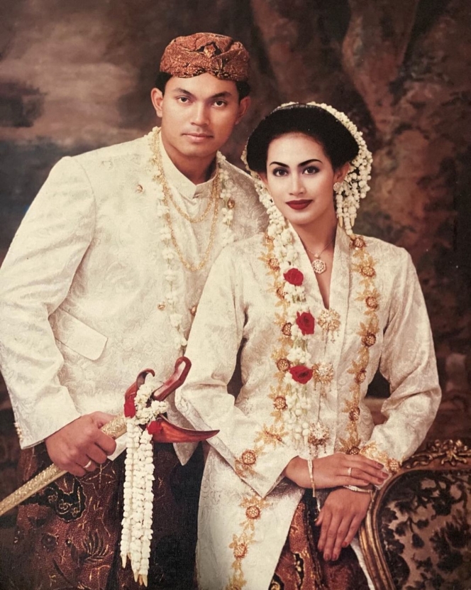 Masuki Usia Pernikahan ke-25, Ini 10 Potret Mesra Diah Permatasari dan Suami yang Makin Romantis