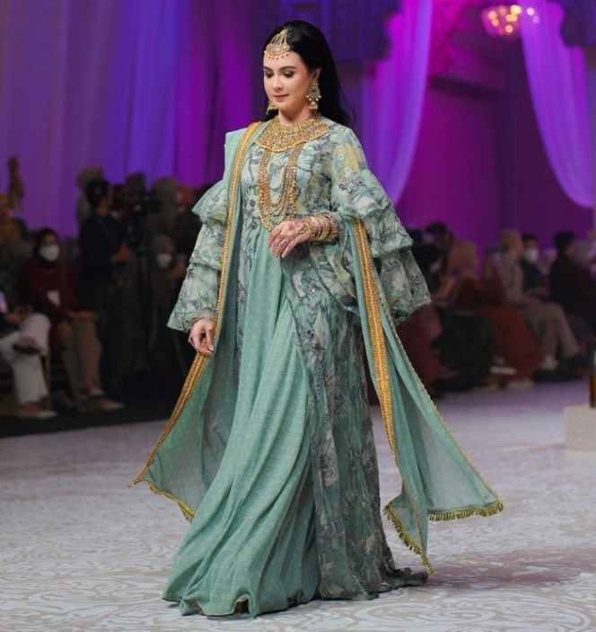 7 Potret Arumi Bachsin yang Kembali Tampil di Fashion Show, Meski Sempat Gugup tapi Pesonanya Bak Wanita India!