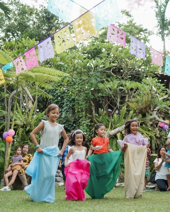 10 Potret Perayaan Ulang Tahun Kinandari Anak Happy Salma, Seru Dirayakan Outdoor Bertema Encanto