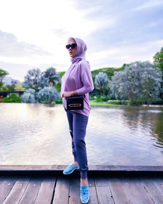 Jalankan Ramadan di Negeri Orang, Ini 10 Potret Terbaru Syahrini dengan Gaya Hijab yang Konsisten dan Elegan