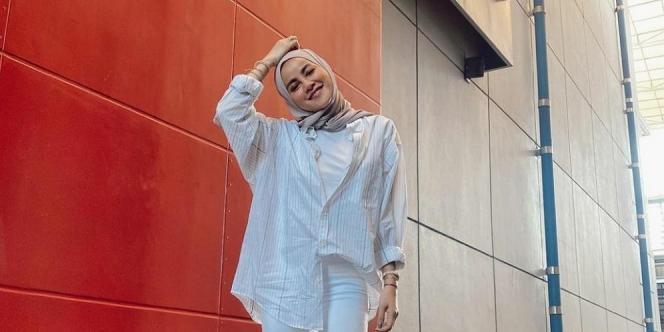 Bak ABG, Potret Fashion Hijab Olla Ramlan di Usia 40-an yang Bisa Dijadikan Referensi Bukber