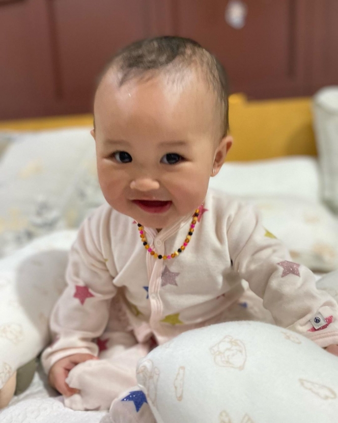 8 Potret Terbaru Baby Aiko, Anak Wendy Cagur yang Makin Gemoy dan Sering Lempar Senyum!