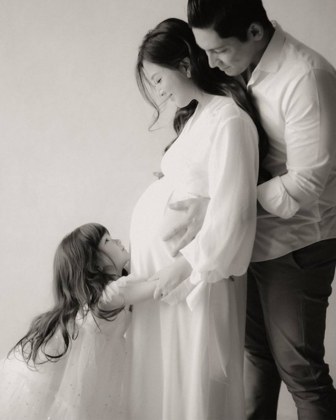Potret Maternity Shoot Franda di Usia 7 Bulan Kandungan, Tampil Sopan Serba Putih Tetap Menawan