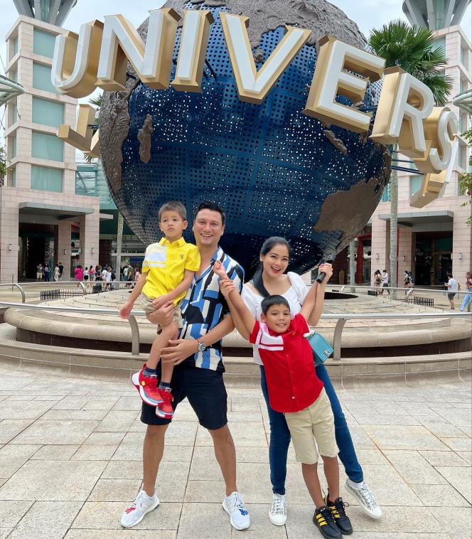 7 Potret Titi Kamal dan Keluarga Besar Liburan ke Universal Studio, Seru Banget!