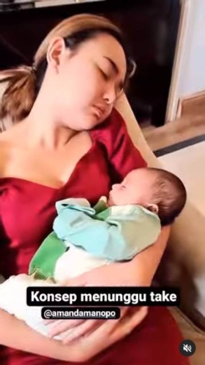 Potret Amanda Manopo Momong Baby Askara di Lokasi Syuting, Sampai Ketiduran!