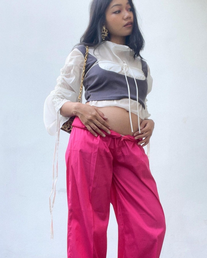 Nantikan Kelahiran Anak Pertama, Ini 8 Potret Fathia Izzati yang Tetap Stylish dengan Baby Bump-nya