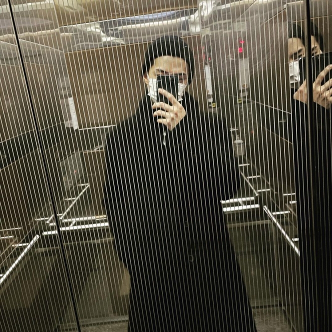 Genap Berusia 28 Tahun, Ini 10 Potret Sehun EXO yang Hobi Mirror Selfie