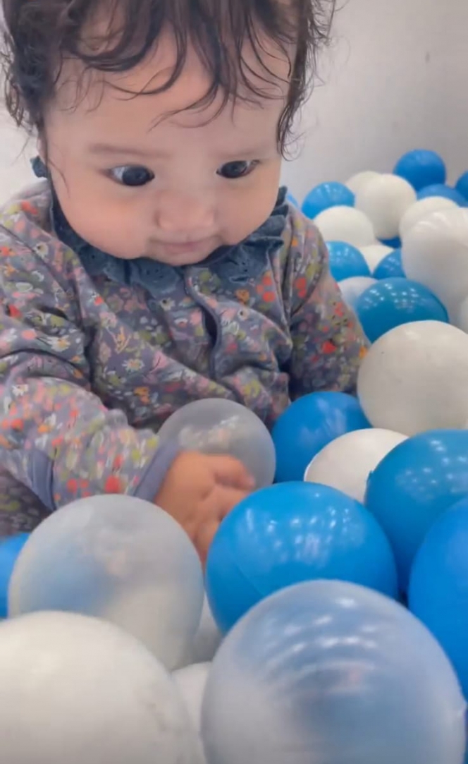 Makin Besar, 10 Potret Terbaru Baby Mecca Anak Kedua Arief Muhammad yang Dulu Lahir dengan Kondisi Langka