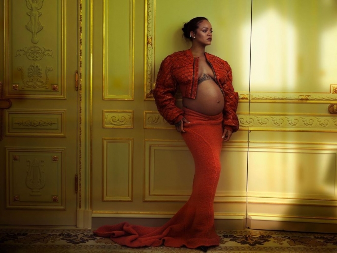 11 Potret Maternity Shoot Rihanna, Pamer Baby Bump Pakai Pakaian Ketat Serba Terbuka 