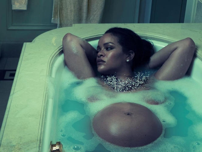 11 Potret Maternity Shoot Rihanna, Pamer Baby Bump Pakai Pakaian Ketat Serba Terbuka 