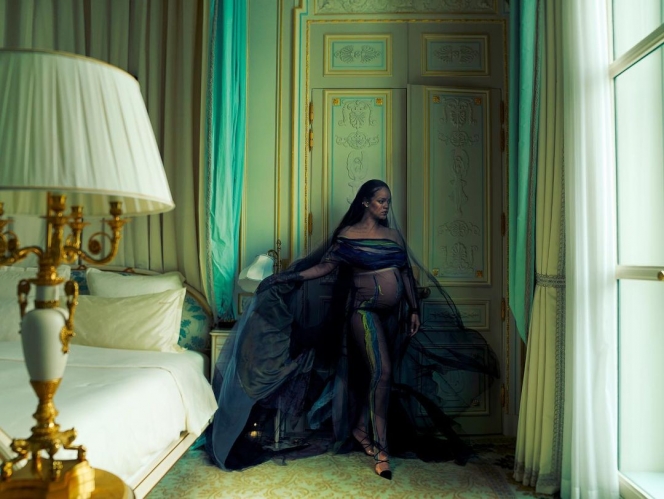 11 Potret Maternity Shoot Rihanna, Pamer Baby Bump Pakai Pakaian Ketat Serba Terbuka 