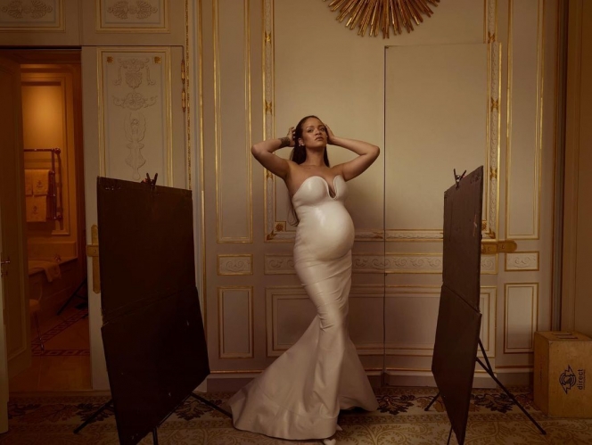 11 Potret Maternity Shoot Rihanna, Pamer Baby Bump Pakai Pakaian Ketat Serba Terbuka 