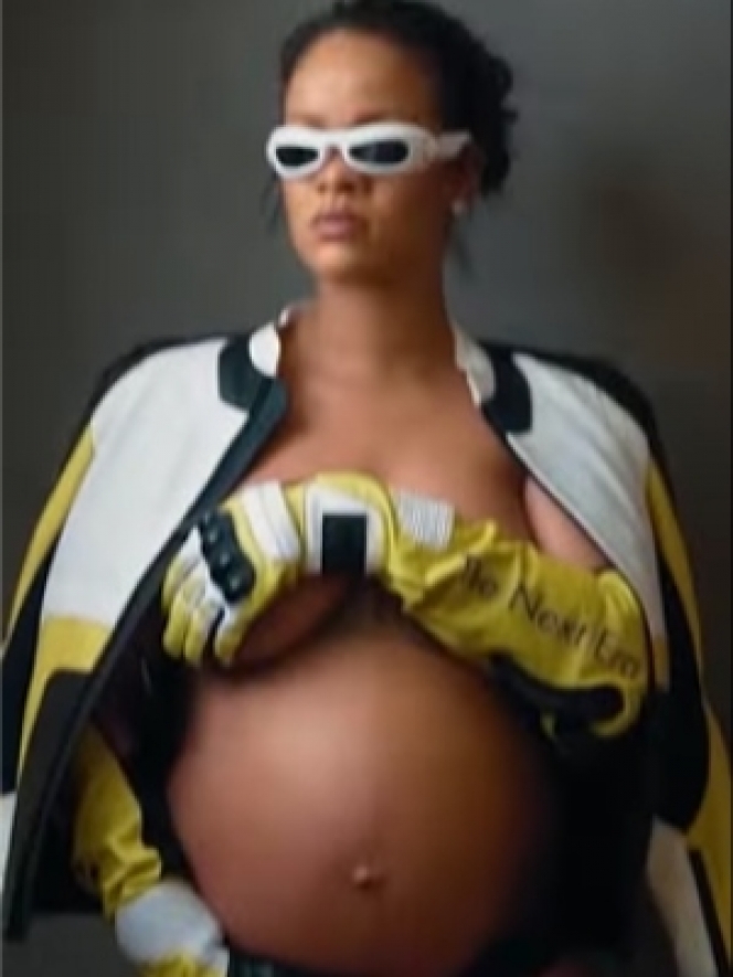 11 Potret Maternity Shoot Rihanna, Pamer Baby Bump Pakai Pakaian Ketat Serba Terbuka 