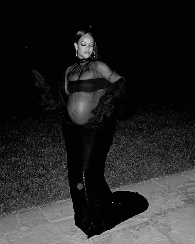 11 Potret Maternity Shoot Rihanna, Pamer Baby Bump Pakai Pakaian Ketat Serba Terbuka 