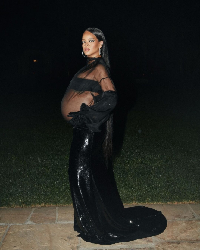 11 Potret Maternity Shoot Rihanna, Pamer Baby Bump Pakai Pakaian Ketat Serba Terbuka 