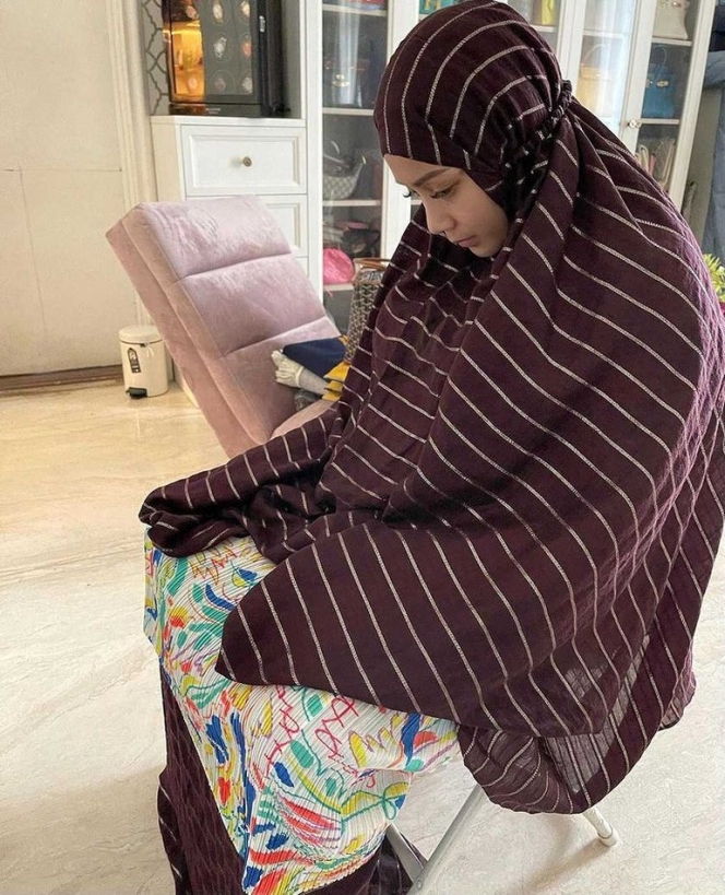 8 Potret Terbaru Nagita Slavina Saat Pakai Hijab, Auranya Makin Adem Sampai Banyak Tuai Pujian!