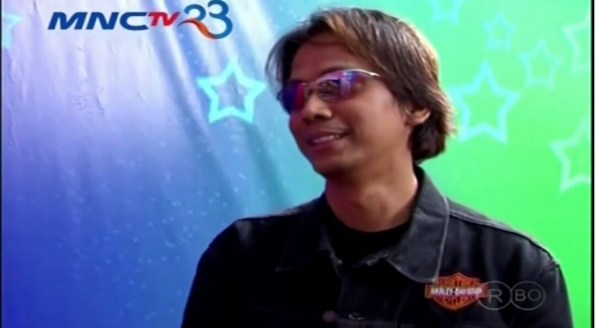 9 Potret Jadul Doddy Soedrajat Antar Mayang Audisi Indonesian Idol, Rambut Gondrongnya Curi Perhatian