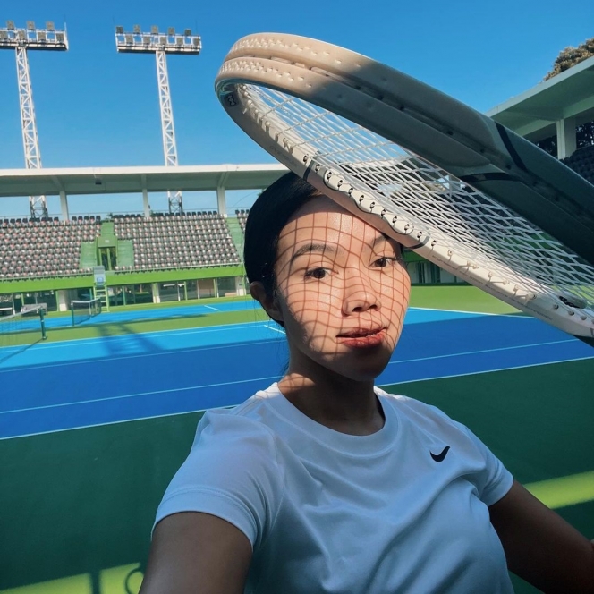 Hobi Banget Olahraga, Ini 8 Potret Yura Yunita Saat Bermain Tenis