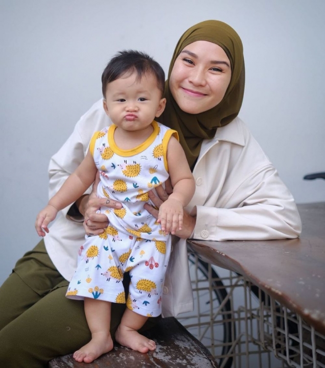 Mama Muda Rasa Gadis, Ini 10 Seleb Berhijab yang Tetap Tampil modis Saat Momong Anak!