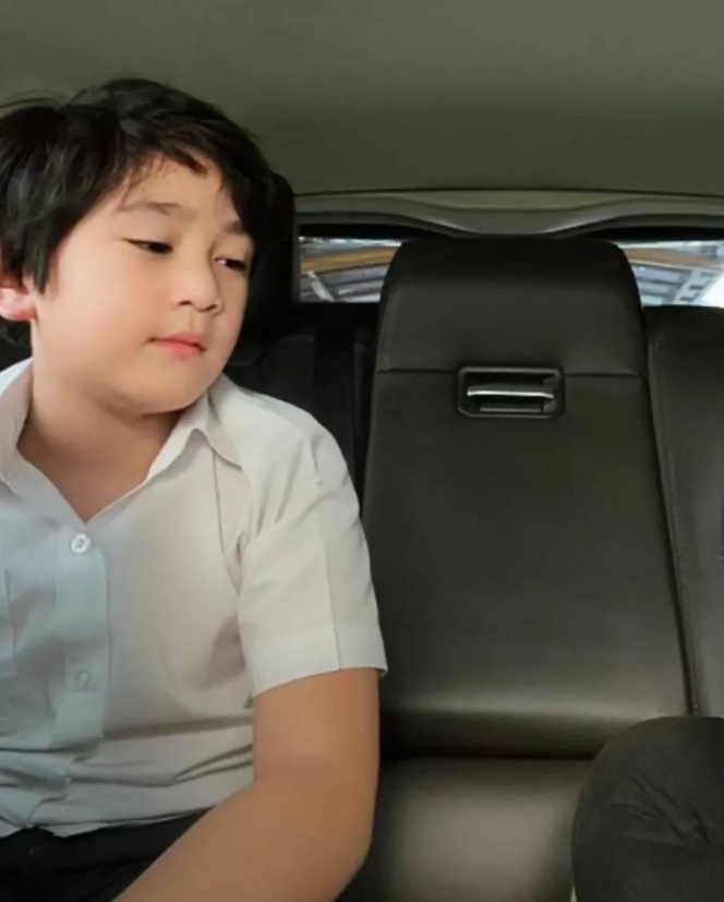 Bak Tuan Muda di Drama Korea, Ini Sederet Potret Rafathar ke Sekolah Naik Mobil Mewah