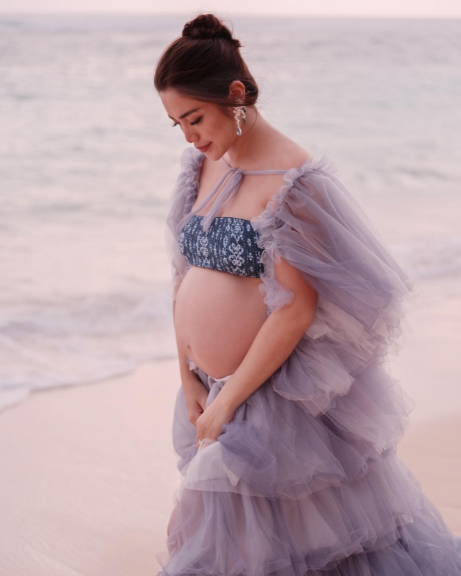 Tinggal Menghitung Hari, Ini 10 Potret Baby Bump Jessica Iskandar yag Makin Membesar