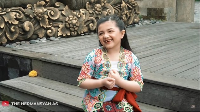 Pancarkan Aura Bintang, Ini 9 Potret Arsy Hermansyah yang Tampil Anggun Pakai Baju Adat Bali