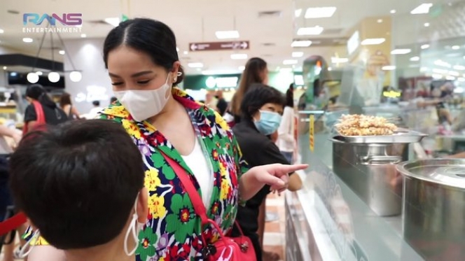 Nagita Slavina Belanja Kebutuhan Lebaran di Singapore, Ini Potretnya Saat Masuki Ratusan Toko di Mall Buat Shopping