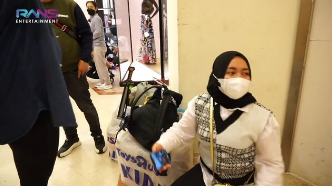 Nagita Slavina Belanja Kebutuhan Lebaran di Singapore, Ini Potretnya Saat Masuki Ratusan Toko di Mall Buat Shopping