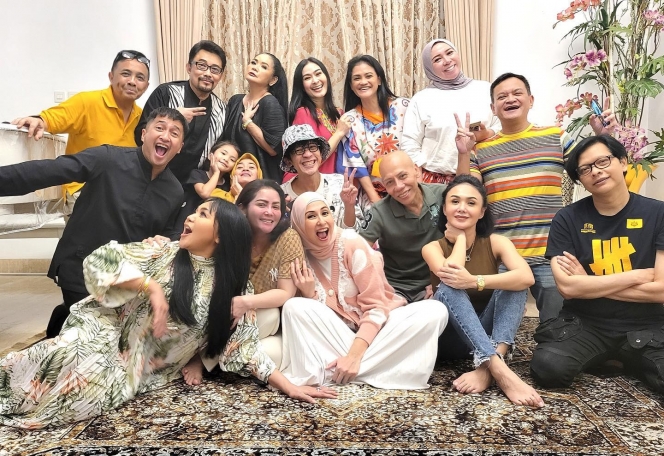 10 Potret Keseruan Artis Senior Buka Bersama di Rumah Iis Dahlia, Rame Banget!