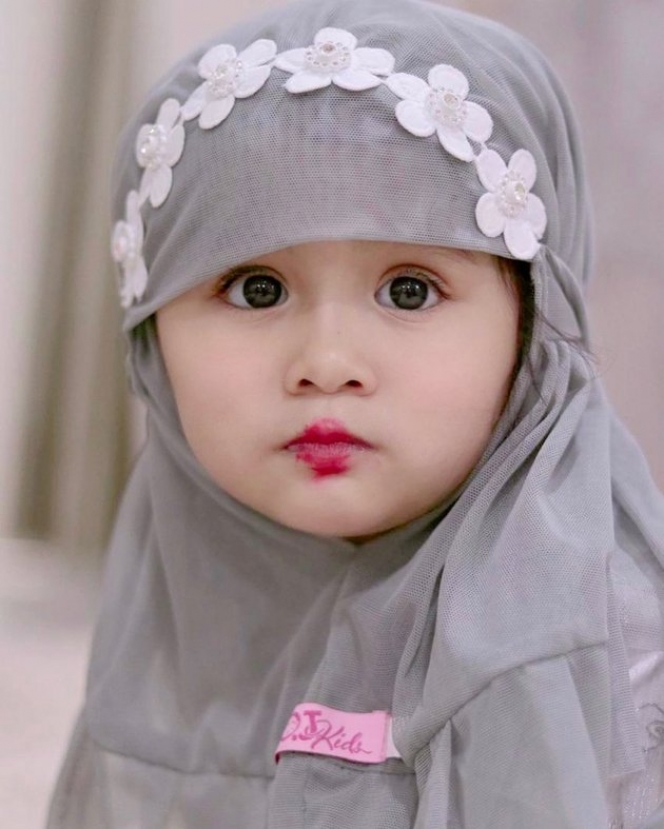 19 Anak Selebriti yang Sudah Diajarkan Pakai Hijab Sejak Kecil, Ada yang Wajahnya Mirip Barbie!