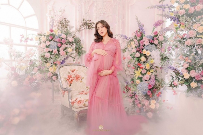 10 Maternity Shoot Terbaru Jessika Iskandar Meriah Bertabur Bunga, Makin Cantik dan Bahagia dengan Pipi Chubbynya