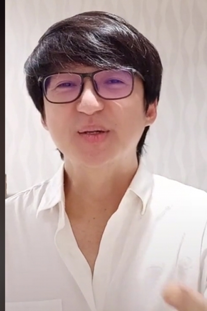 10 Potret Juna Ong, Sosok Konten Kreator Viral Miliki Paras Mirip Jackie Chan Pas Muda
