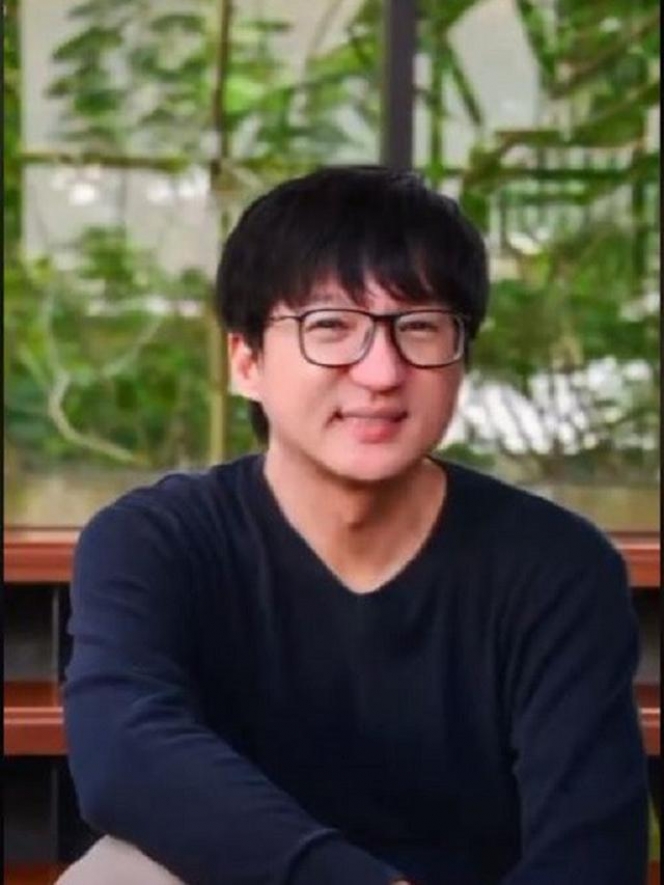 10 Potret Juna Ong, Sosok Konten Kreator Viral Miliki Paras Mirip Jackie Chan Pas Muda