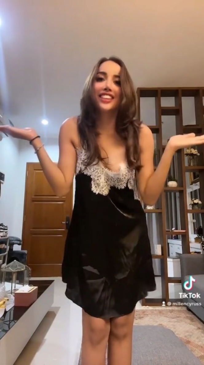 Bikin Video TikTok, Ini 7 Potret Millen Cyrus nge-Dance Pakai Baju Tidur Minim