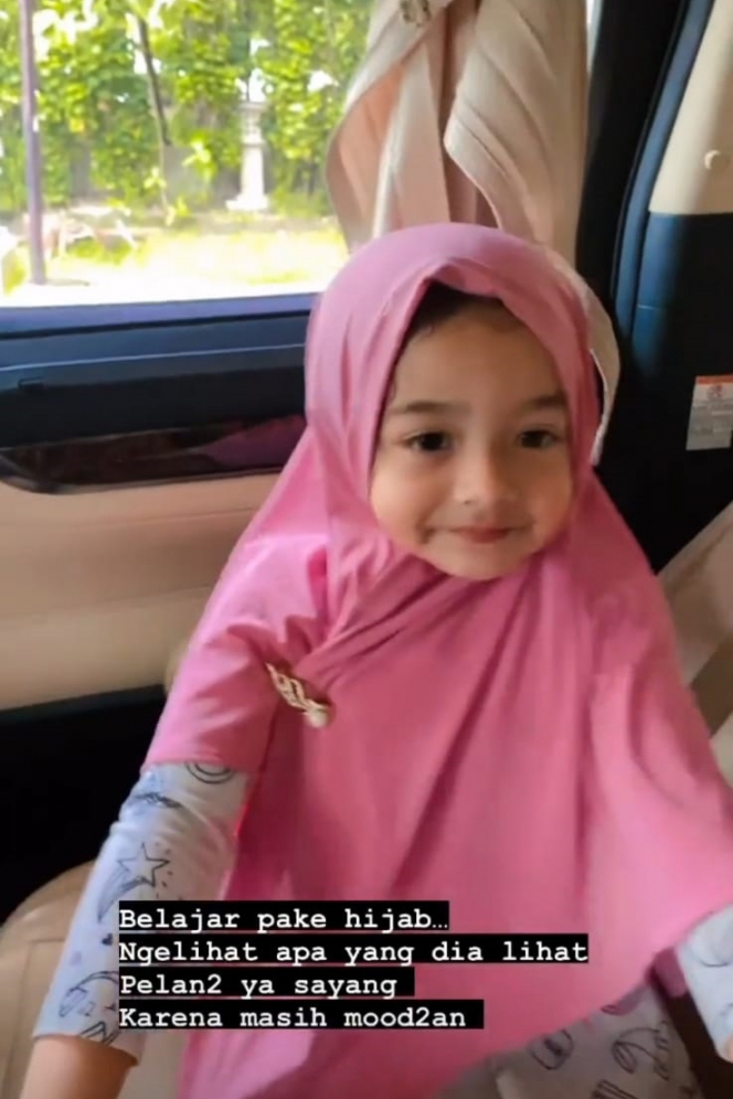 Disebut Mirip Boneka, Ini Pesona Queen Eijaz Anak Fariuz A Rafiq yang Belajar Berhijab Sejak Kecil