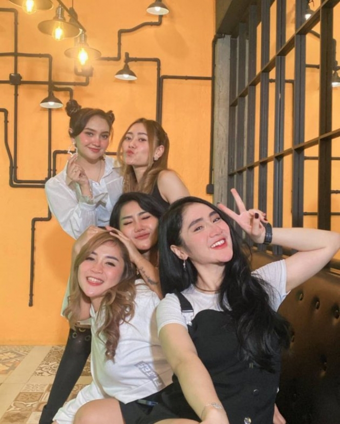 Baru Rilis Single Debut, Ini 7 Potret Girl Group Ratu Pargoy yang Makin Viral