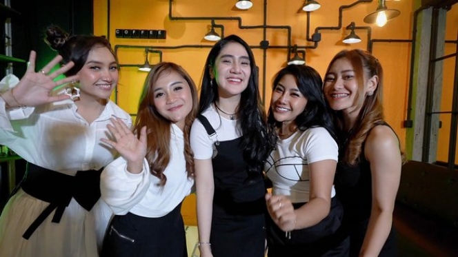 Baru Rilis Single Debut, Ini 7 Potret Girl Group Ratu Pargoy yang Makin Viral