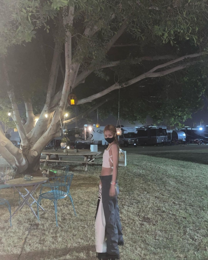 Ini Potret Jennie BLACKPINK saat Nonton Coachella, Bajunya Super Minim dan Ketat